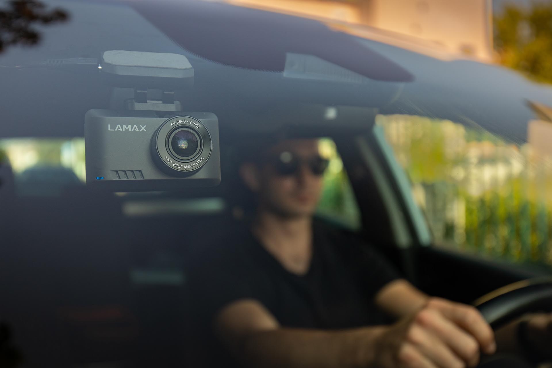 LAMAX T10 4K GPS + Autokozmetika Benecare Easyview.